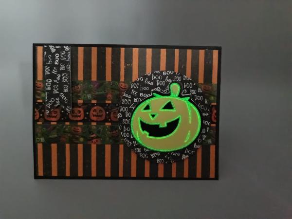 Gruseliger Streifen-Look: Handgemachte Halloween-Karte mit Leucht-Kürbis